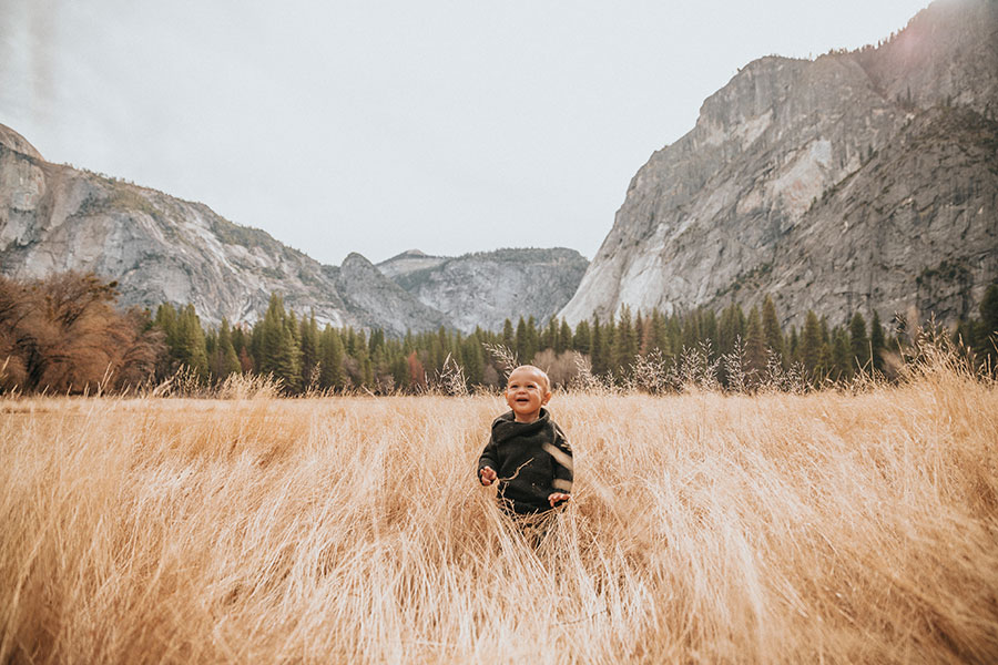 enfant dans un champs de blé