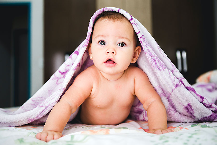 Bébé sous une serviette