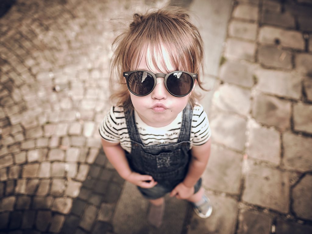 enfant avec des lunettes de soleil