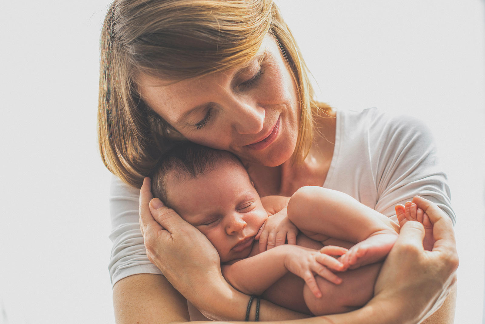 Câlins d'une mère à son bébé