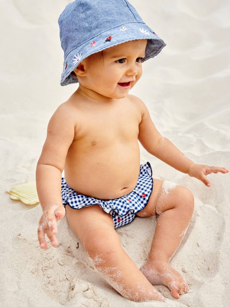 bébé en maillot de bain