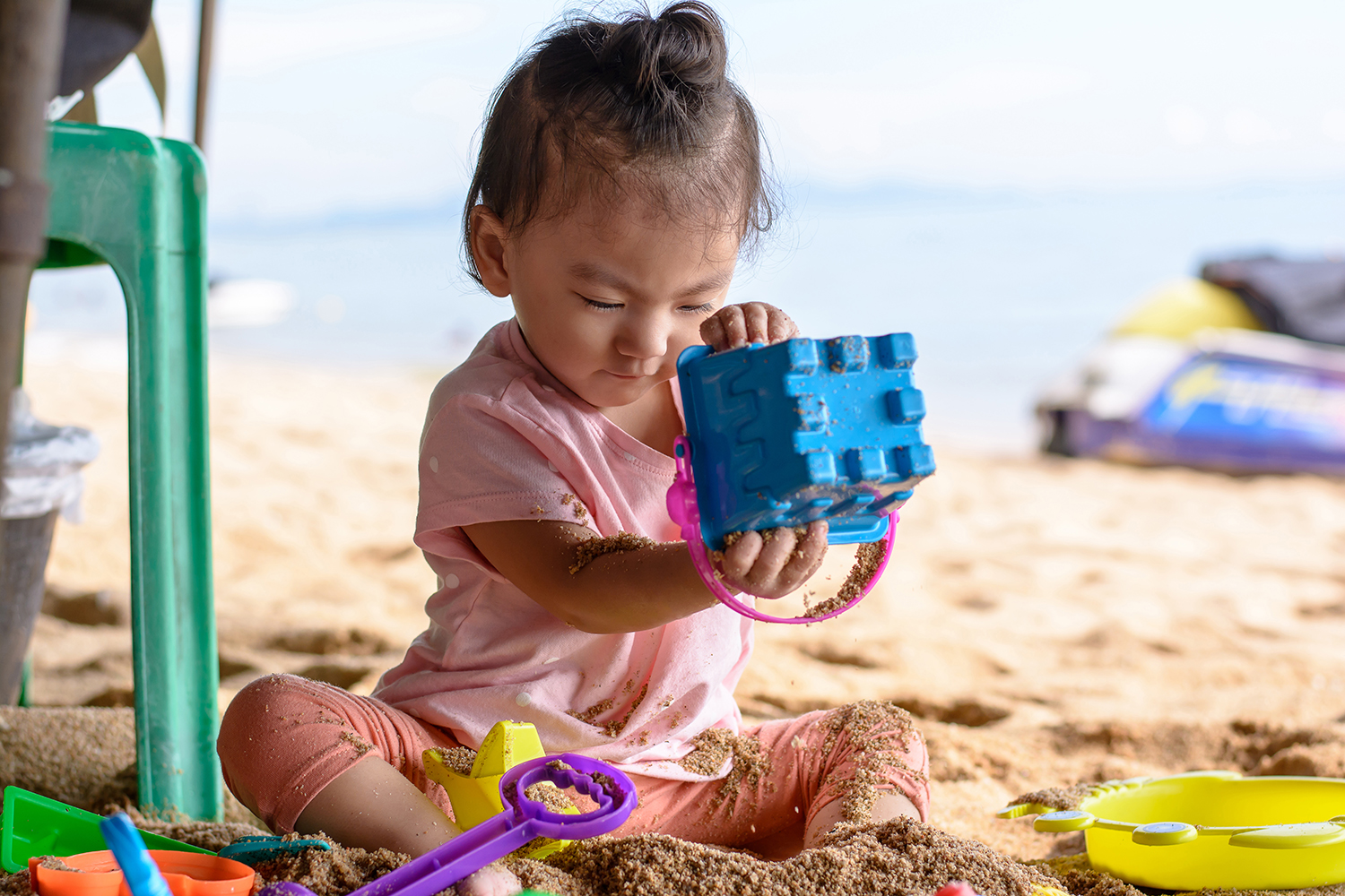 fillette qui joue à la plage