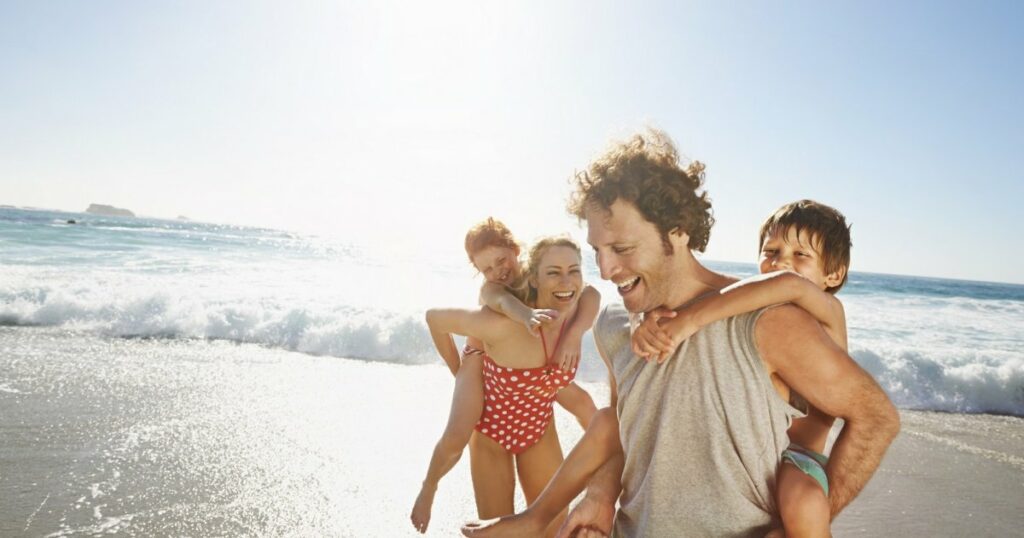 famille au bord de la mers