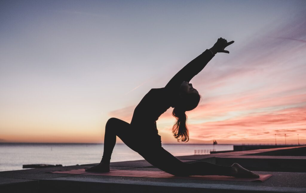 femme qui fait du yoga